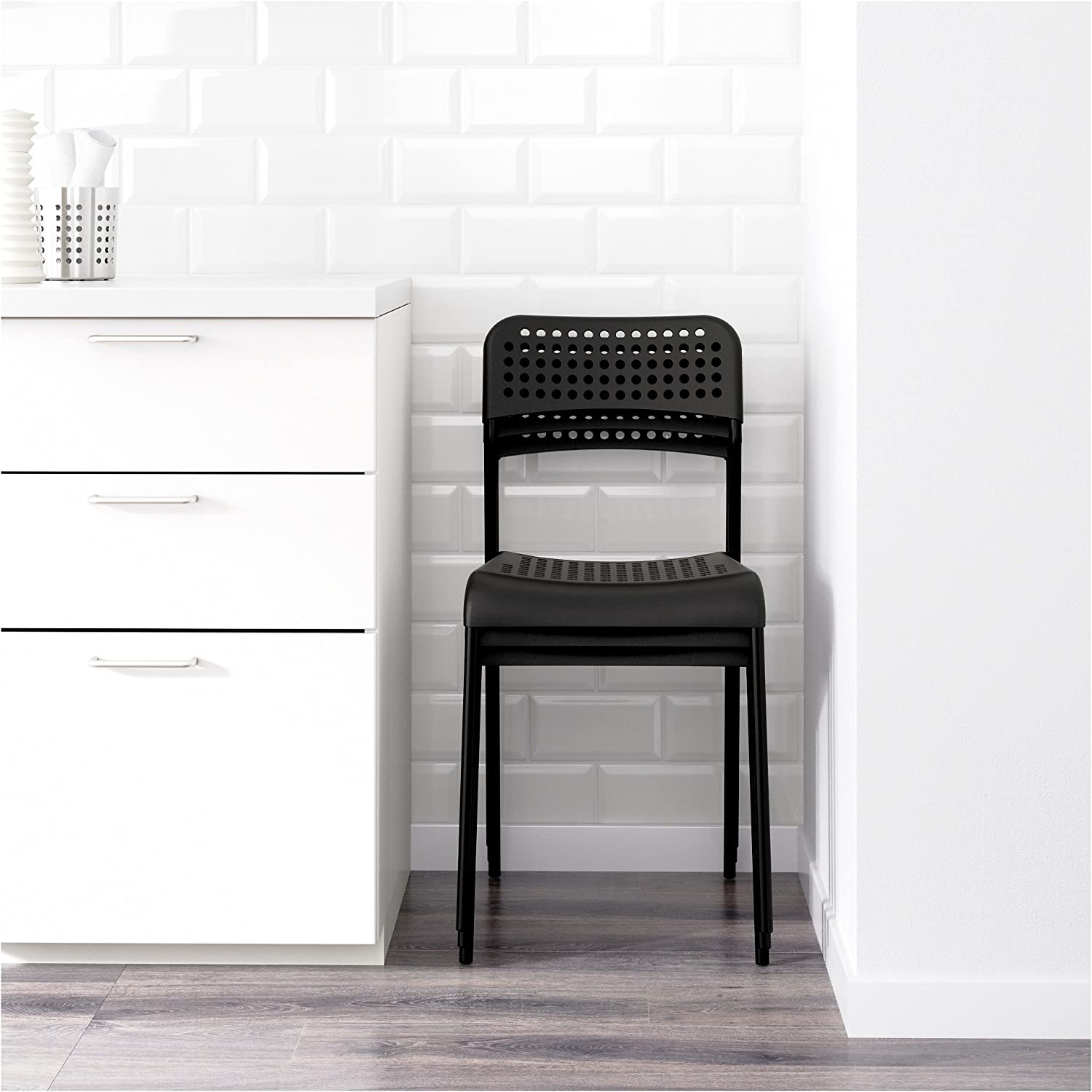 Cadira de cuina econòmica en acer i plàstic (blanc o negre) – Parla