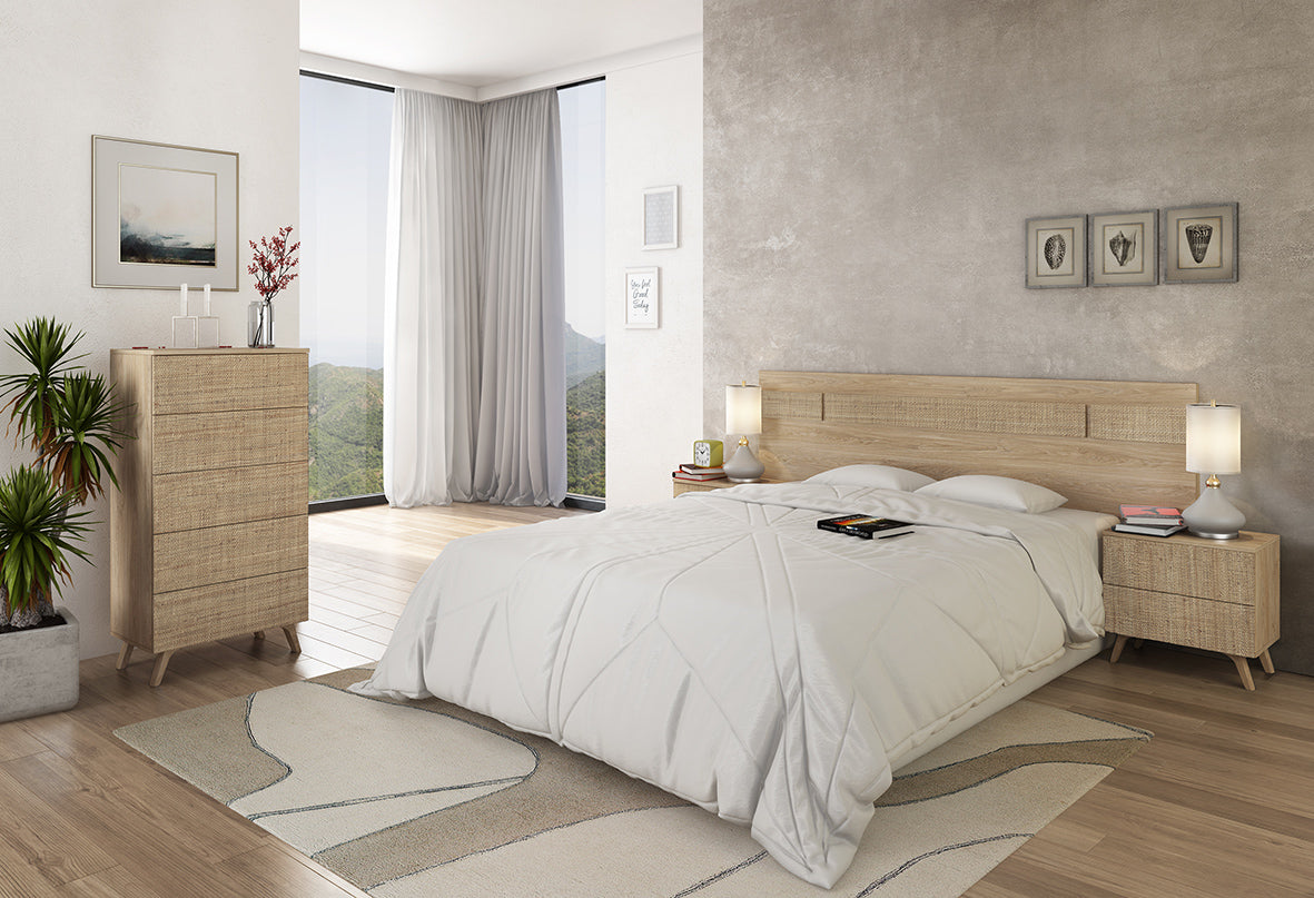 Dormitorio con cama con cajones sinfonier y 2 mesitas en Cartagena